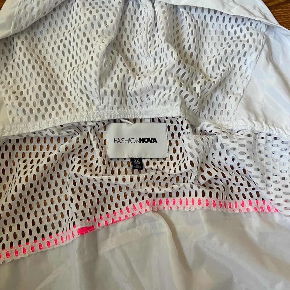 Fashion Nova Windbreaker - Picture 4 of 6